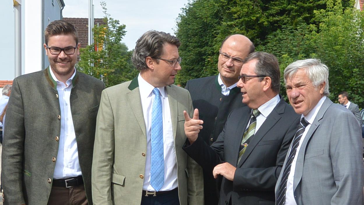 Alois Karl (re.) beim politischen Frühschoppen mit dem damaligen CSU-Generalsekretär Andreas Scheuer. Links lächelt Stephan Meier in die Kamera. Der Pöllinger kandidiert für die Nachfolge Karls als CSU-Kreisvorsitzender.