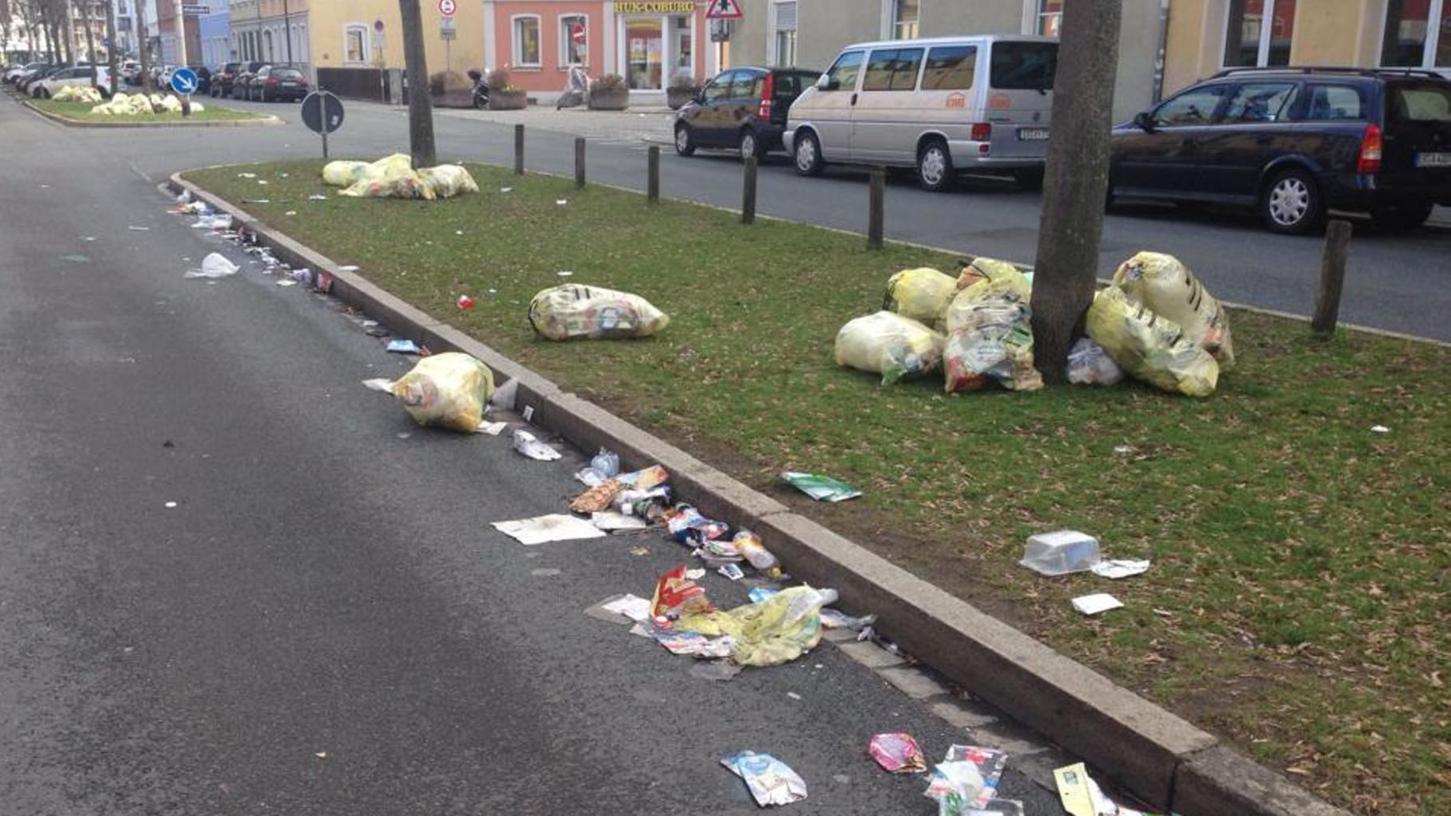 Zerrissene Mülltüten verschmutzen Straßen in Erlangen