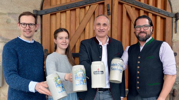 Vincenz Schiller (links, mit seiner Frau Lisa) stellte bei einem Pressetermin auf dem Keller die neuen Biere samt Repräsentanten für die Biergarten-Saison vor: Ausgeschenkt werden Mahrs Bräu aus Bamberg und Hofmann aus Pahres.
