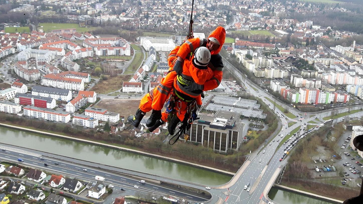 In 200 Metern Höhe: Retter proben am Nürnberger Fernsehturm