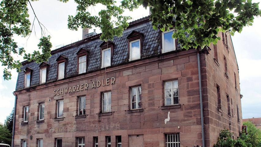 Das ehemalige Gasthaus "Schwarzer Adler" prägt bereits seit ca. 1649/50 die Hauptstraße in Eibach und zählt zu den ältesten Gasthäusern im Nürnberger Umland.