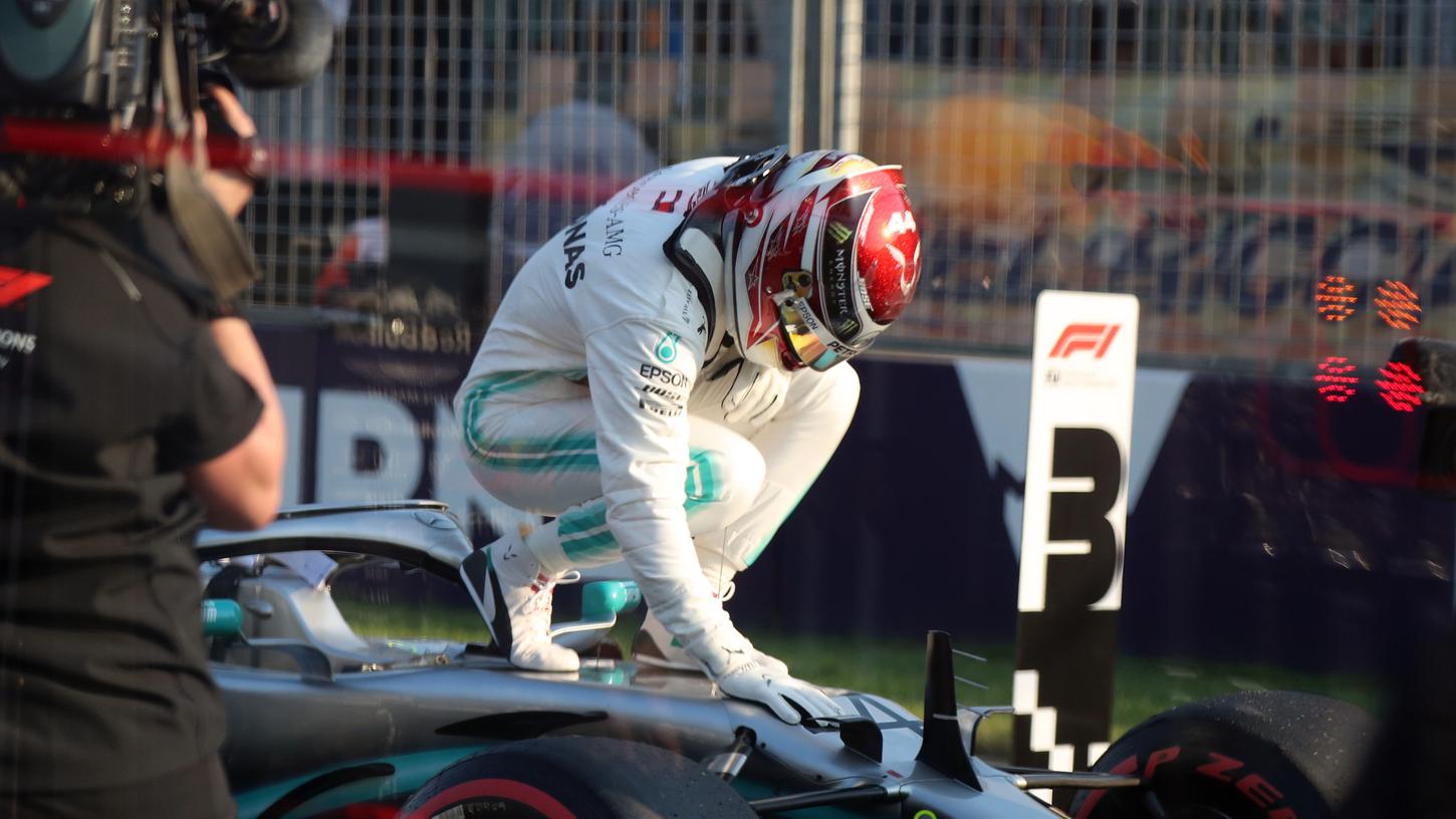 Ausgelassener Jubel: Formel-Eins-Pilot Lewis Hamilton sichert sich die Pole-Position und landet damit deutlich vor Sebastian Vettel.