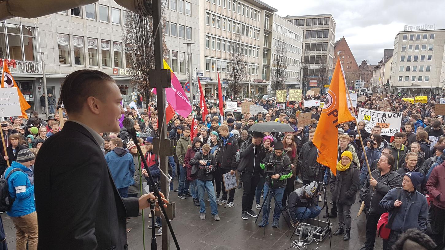 Zur Demo, die sich gegen die EU-Urheberrechtsreform aussprach, kamen mehr als 1000 Teilnehmer in die Innenstadt.