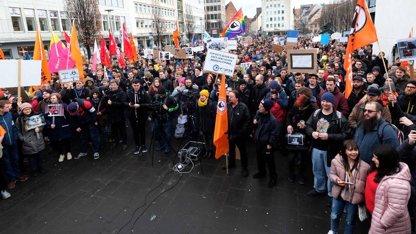 Bunter Protest: 1000 Menschen demonstrieren gegen Urheberrechtsreform