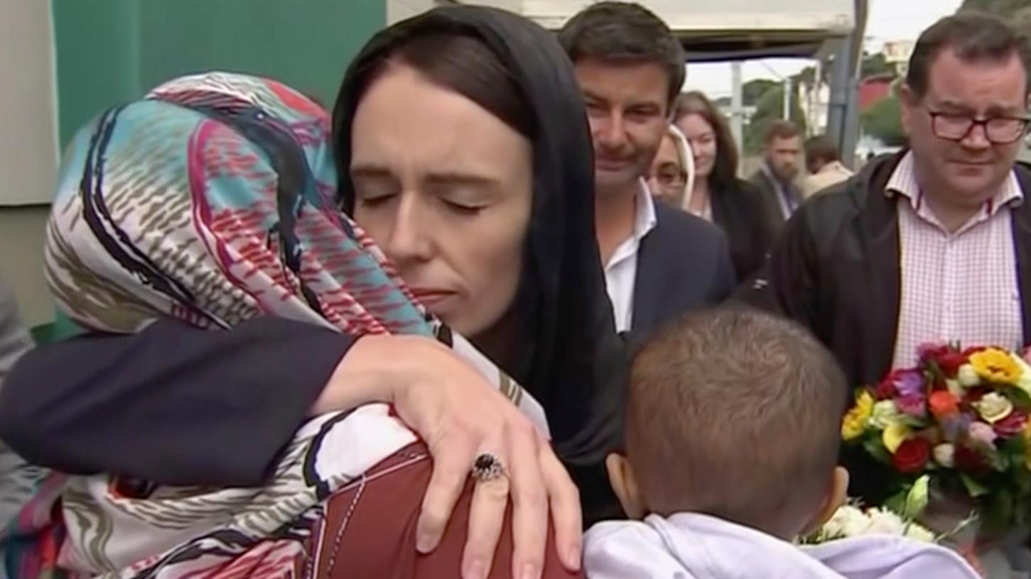 Neuseelands Premierministerin Jacinda Ardern tröstet eine Frau während des Besuchs in einer Moschee.