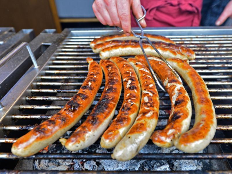 Schon klar, nicht mehr ganz Bayern, aber doch sehr nah an der Landesgrenze: Die Thüringer ähnelt laut Metzger Freund aus Sommerkahl sehr der Fränkischen. Ein Unterschied: Neben Salz, Pfeffer, Muskat, Piment und eventuell Majoran kommt typischerweise gemahlener Kümmel in das gewolfte Fleisch. Abgefüllt wird die Wurst meiste in den recht großzügigen 28er Darm und hat damit ein ordentliches Kaliber.