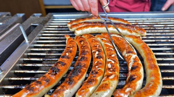 Schon klar, nicht mehr ganz Bayern, aber doch sehr nah an der Landesgrenze: Die Thüringer ähnelt laut Metzger Freund aus Sommerkahl sehr der Fränkischen. Ein Unterschied: Neben Salz, Pfeffer, Muskat, Piment und eventuell Majoran kommt typischerweise gemahlener Kümmel in das gewolfte Fleisch. Abgefüllt wird die Wurst meiste in den recht großzügigen 28er Darm und hat damit ein ordentliches Kaliber.