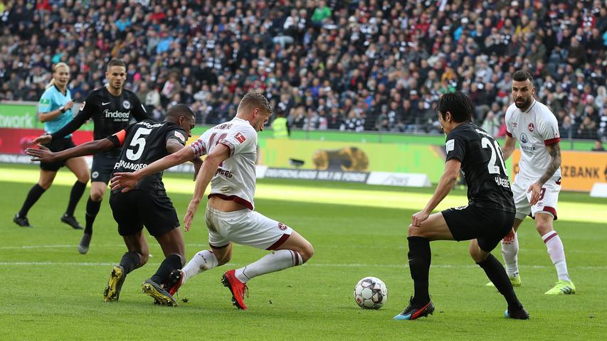 Dann ist Pause! Der 1. FC Nürnberg liegt mit 0:1 in Frankfurt zurück. Dabei hatte Hanno Behrens frühzeitig den Führungstreffer auf dem Kopf. In der zweiten Hälfte muss mehr kommen.