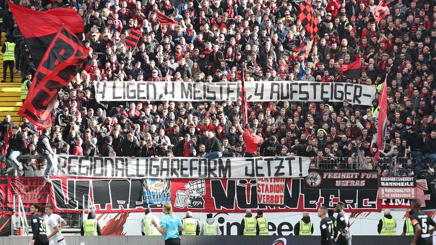 Die mitgereisten Club-Fans sorgen für lautstarke Unterstützung und fordern eine Regionalligareform.