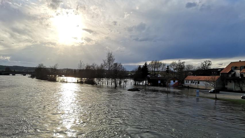 Ganze Straßenzüge überschwemmt: Oberpfalz kämpft gegen das Hochwasser