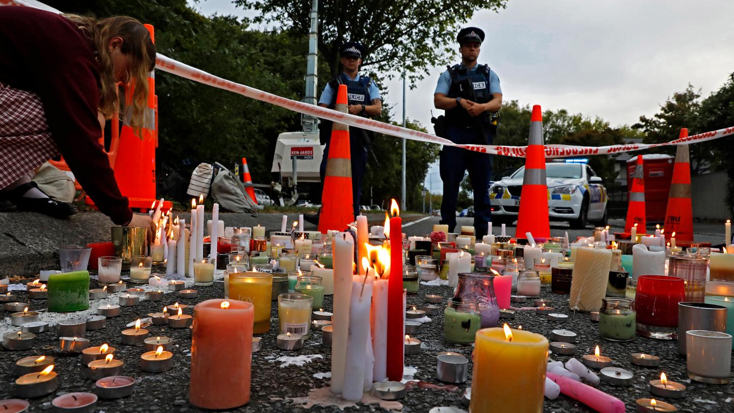 Neuseeland hat nach dem rassistisch motivierten Anschlag auf zwei Moscheen in Christchurch mit der Verschärfung seiner Waffengesetze begonnen.