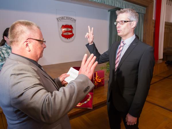 Im April 2016 wird Uwe Kirschstein zum neuen Forchheimer OB vereidigt. Zuvor war Franz Stumpf aus gesundheitlichen Gründen zurückgetreten. Im April 2016 wird Uwe Kirschstein zum neuen Forchheimer OB vereidigt. Zuvor war Franz Stumpf aus gesundheitlichen Gründen zurückgetreten.