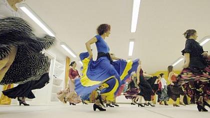 Die Röcke wackeln, und die Füße machen Musik: Der Unterricht im Keller von «Aire Flamenco» hat schon begonnen. Wie bei fast allen Tanzarten sind Männer ausdrücklich erwünscht, aber stets in der Minderzahl.