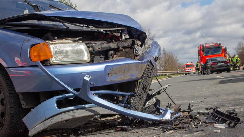 Fünf Autos kollidieren nahe Zirndorf: Fünf Personen verletzt