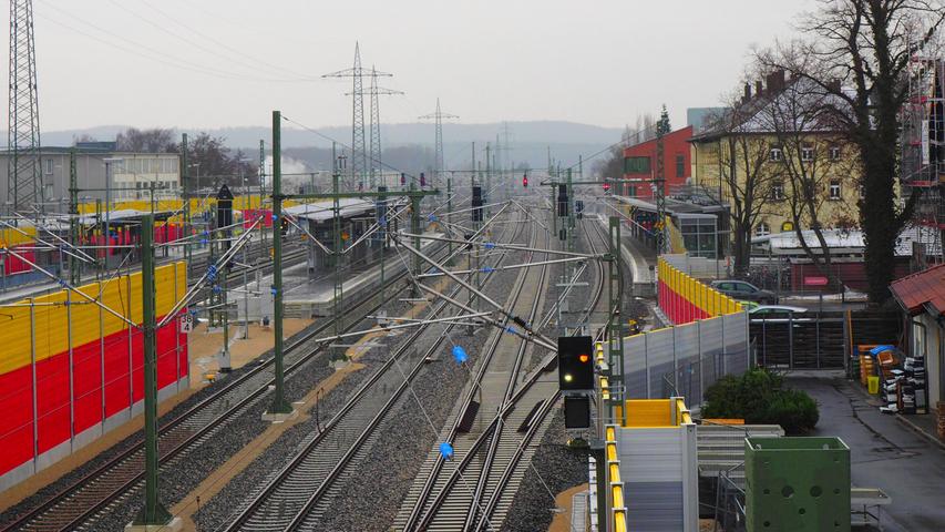 Anfang 2019 meldete die Bahn Vollzug: Die Hauptarbeiten am Bahnhof sind abgeschlossen - und auch die Aufzüge, die sich monatelang weigerten ordenlich zu funktionieren, fahren. Fortan erstrecken sich die weiteren Ausbauarbeiten gen Norden, Richtung Eggolsheim.