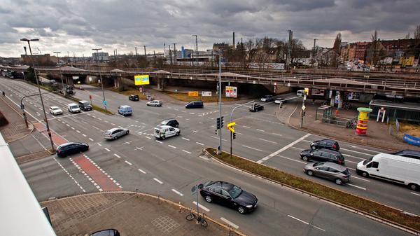 Täglich passieren rund 630.000 Kraftfahrzeuge die Stadtgrenze. "Die Zahl ist seit gut 20 Jahren relativ stabil", so Baureferent Daniel Ulrich, zu dessen Bereich das Verkehrsplanungsamt gehört. "Dass wir hier trotz der vielen neuen Arbeitsplätze keine ernsthafte Zunahme haben, zeigt, dass das Konzept des ÖPNV gut aufgeht." Der innerstädtische Verkehr hat sich laut Bericht seit Jahrzehnten nicht verändert, er liegt bei 220.000 Kraftfahrzeugen am Tag. "Dafür werden die Radfahrer kontinuierlich mehr", so Ulrich.