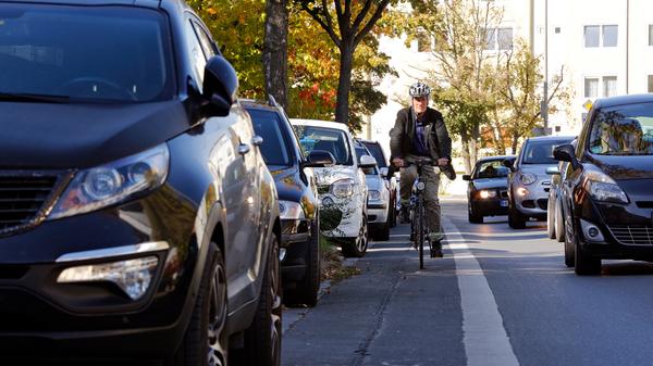2017 haben die Nürnberger 23 Prozent ihrer Wege zu Fuß zurückgelegt, 13 Prozent mit dem Rad, 23 Prozent mit den öffentlichen Verkehrsmitteln und 41 Prozent mit dem Auto. Diese Unterscheidung nennen Experten "Modal Split". Laut Baureferent Ulrich ist die Nürnberger Verteilung für eine deutsche Großstadt normal.