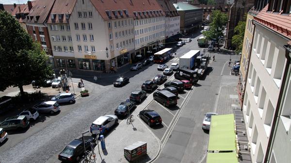 Was die Zahl der zugelassenen Kraftfahrzeuge angeht, nimmt Nürnberg im Großstadtvergleich einen vorderen Platz ein. Im Juli 2017 waren 291.225 Fahrzeuge zugelassen. Damit kommt ein Wagen auf 1,8 Bürger. Der Anteil der Haushalte ohne eigenes Auto hat aber innerhalb von zehn Jahren von 29 Prozent (2003) auf 23 Prozent (2013) abgenommen. Nur 60 Prozent der Kraftfahrzeuge werden pro Tag bewegt – und dann im Schnitt aber nur für 33 Minuten und 18 Kilometer. Die Autobesitzer wohnen vor allem außerhalb des Rings. "Wir haben hier eine erstaunlich präzise Grenze", sagt Ulrich. "In der Kernstadt haben wir ein anderes Kfz-Besitzverhalten." Ein großer Schritt zur Verringerung der Verkehrsbelastung sei, in der Altstadt keine kostenlosen Parkplätze mehr zur Verfügung zu stellen. Der Verkehrsausschuss des Stadtrats hat diese Maßnahme im Dezember 2018 beschlossen. Für Anwohner gilt sie nicht.