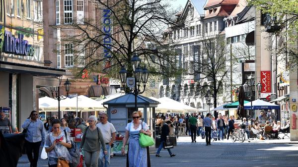 In einer wachsenden Stadt muss Mobilität möglich bleiben – Verkehrsvermeidung und Verkehrsverlagerung lauten die Stichworte. Die Verkehrsvermeidung könne nur Hand in Hand mit der Stadtentwicklung funktionieren, heißt es im Nachhaltigkeitsbericht. "Hier bieten sich in einer kompakten und dichten Stadt wie Nürnberg sehr gute Rahmenbedingungen", steht in der Studie zu lesen. In einer Stadt der kurzen Wege bestünden Einkaufsmöglichkeiten und Dienstleistungen in fußläufiger Nähe – das Auto werde nicht gebraucht.
