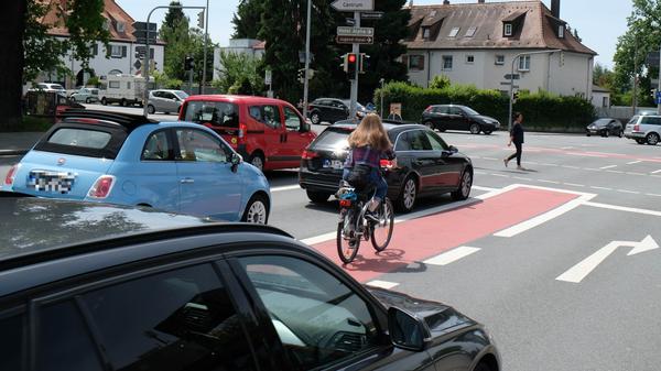 Ziel sei, neue Stadtquartiere nur noch zusammen mit einem Mobilitätskonzept zu entwickeln. In diesen Quartieren sollen die Bewohner möglichst alle notwendigen Einrichtungen in ihrer Nähe vorfinden. In der Kernstadt ist die Bebauung so eng, dass die Straßen zu manchen Tageszeiten schon komplett überlastet sind. Die Luft- und Lärmbelastung für die Bewohner ist zu hoch. Rund 77.000 Nürnberger leben an Straßen, an denen die Werte in einem gesundheitsgefährdenden Bereich liegen. Ziel der Stadt sei deshalb, den "Modal Split" zu verändern: Der Anteil von Fußgängern, Radfahrern und öffentlichen Verkehrsmitteln soll bei 70 Prozent liegen, der motorisierte Individualverkehr bei 30 Prozent. So könne die Lärm- und Abgasbelastung in der Stadt deutlich reduziert werden.