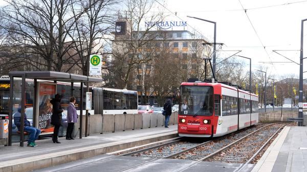 Mit Verlagerung des Verkehrs ist das Umsteigen auf umweltfreundliche Fortbewegungsarten gemeint. Das Potenzial ist da, wie die Zahlen zeigen: Rund 50 Prozent aller Pkw-Fahrten sind kürzer als fünf Kilometer, ein gutes Viertel sogar kürzer als drei. Das ist eine Entfernung, die man auch mit dem Rad zurücklegen kann – oftmals sogar schneller. Die Zahlen stammen aus den jährlichen Befragungen der Nürnberger Bürger. Dabei zeigt sich auch, dass es für 59 Prozent aller Pkw-Fahrten "keinen objektiven Sachzwang" gibt – es müssen also keine schweren oder sperrigen Sachen transportiert werden. Es bestehe sogar auch noch eine attraktive ÖPNV-Verbindung als Alternative. "Wenn nur die Hälfte dieser grundsätzlich verlagerbaren Fahrten nicht mit Pkw zurückgelegt würde, wäre sofort eine positive Wirkung spürbar."