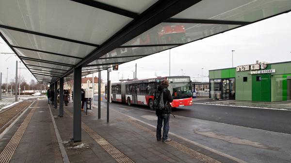 Der ÖPNV soll ebenfalls weiter gestärkt werden, um der Stadt ein wachsendes Verkehrschaos zu ersparten. Manches ist schon erledigt: die Straßenbahnverlängerung bis zur Station Am Wegfeld, der U-Bahnausbau nach Nord- und Südwesten, die Beschleunigung des ÖPNV durch Ampeln, das neue Ringbuskonzept. Für Umsteiger werden weitere Mobilpunkte in der Stadt eingerichtet, an denen Carsharing-Fahrzeuge auf U-Bahnanschluss und Leihfahrrad treffen.