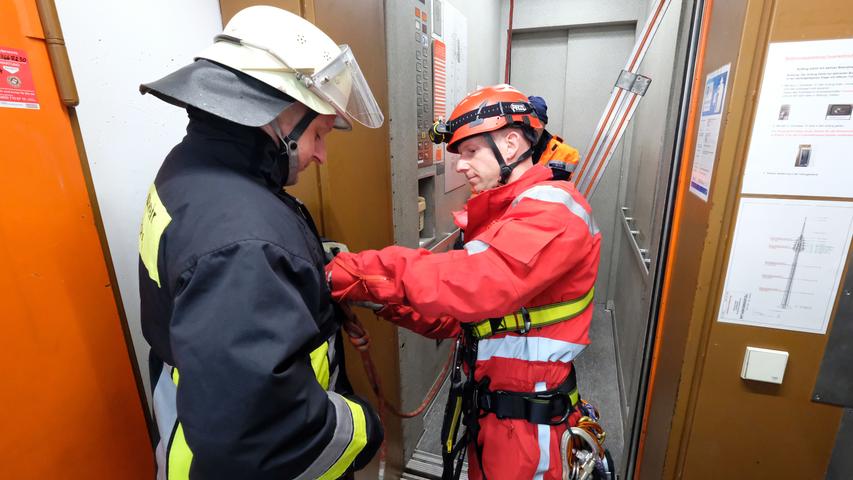 Bevor Scherzer, der selbst Ausbilder der Höhenrettung ist, Feuerwehrmann Marco Henkel befreit, sichert er das "Opfer" zunächst ab.