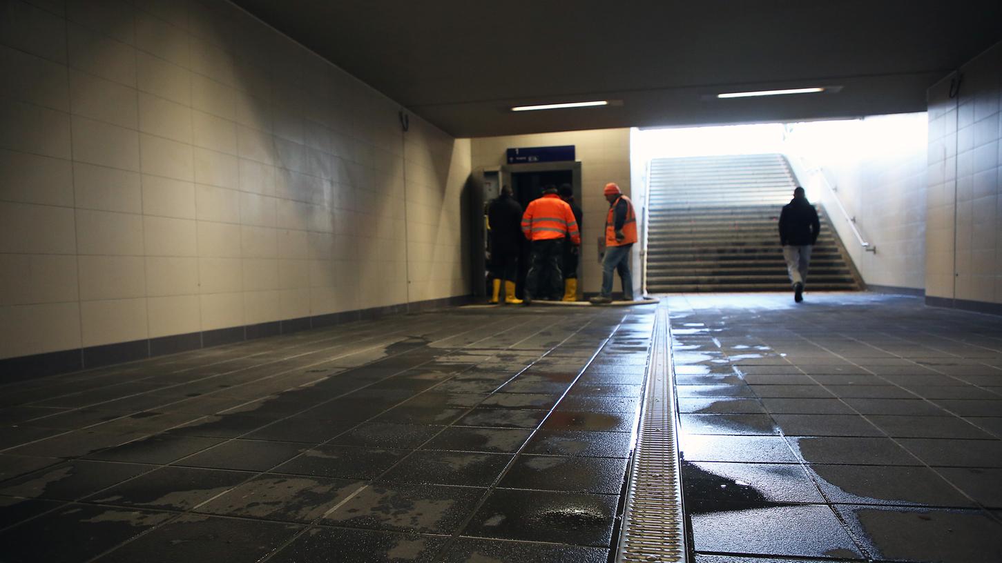 Nasse Angelegenheit: Arbeiter pumpen den Schacht des Aufzuges am Bahnhofsplatz aus. Am Dienstagmorgen war dort und auf der gegenüberliegenden Tunnelseite Wasser eingedrungen.