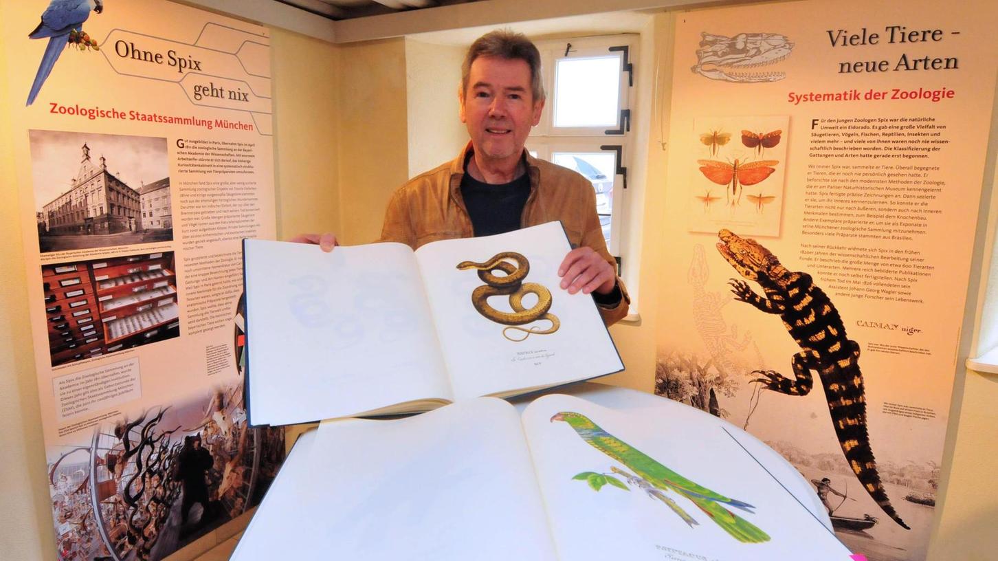 Die Nachdrucke der sieben zum Teil großformatigen Bücher, in denen rund 800 Tier- und Vogelarten Brasiliens beschrieben und gezeichnet sind, können Besucher jetzt im Spix-Museum anschauen. Herbert Fiederling zeigt hier zwei der Buchexemplare.