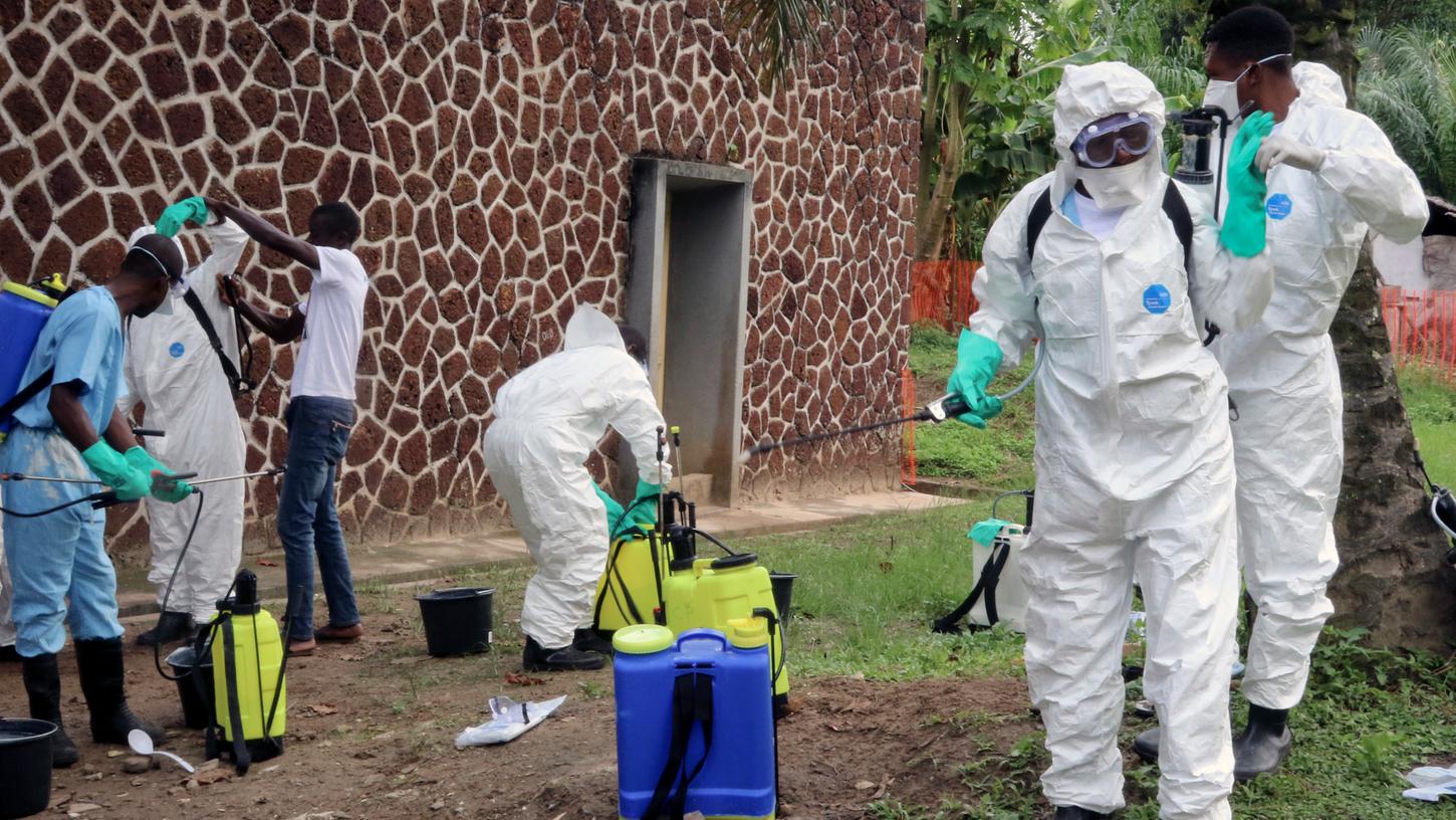 Mitarbeiter des Gesundheitsamtes desinfizieren ein Gebäude des Krankenhauses in Mbandaka. Im Osten des Kongos sind bereits mehr als 600 Menschen an Ebola gestorben.