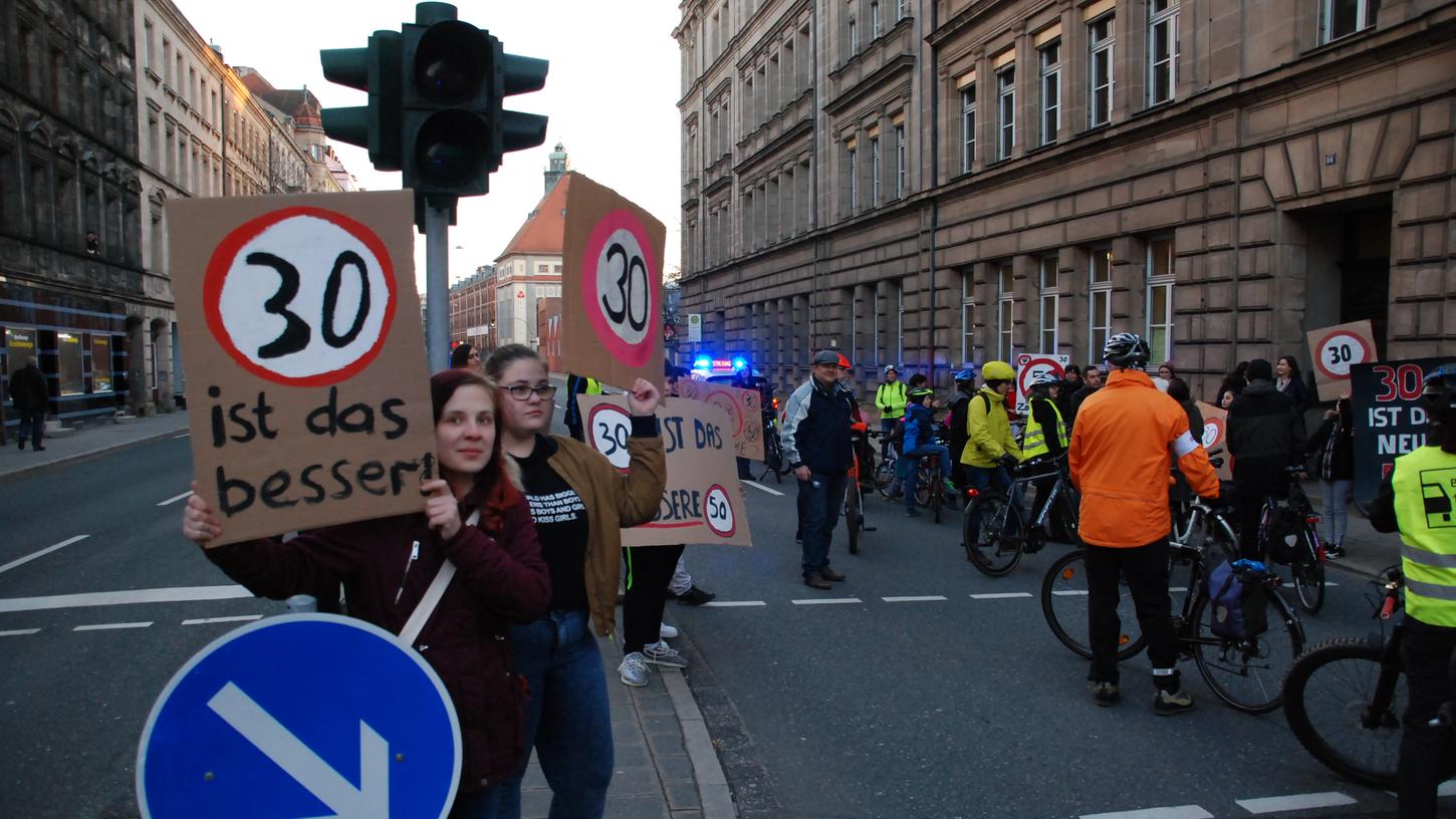 Schüler, Eltern und Lehrkräfte demonstrierten unlängst vor der Grund- und Hauptschule Schwabacher Straße für Tempo 30.