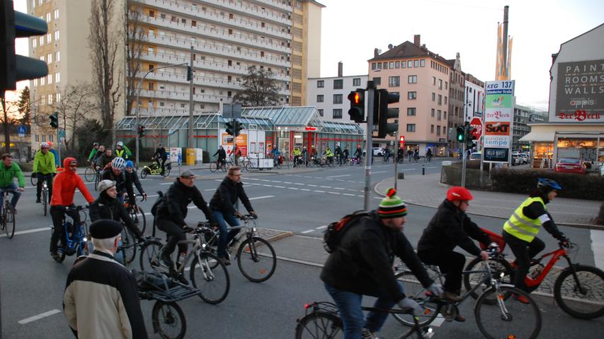 Quer durchs Fürther Stadtgebiet strampelte sich die Radler-Demo. An markanten Stellen gab es Zwischenstopps mit Kundgebungen.