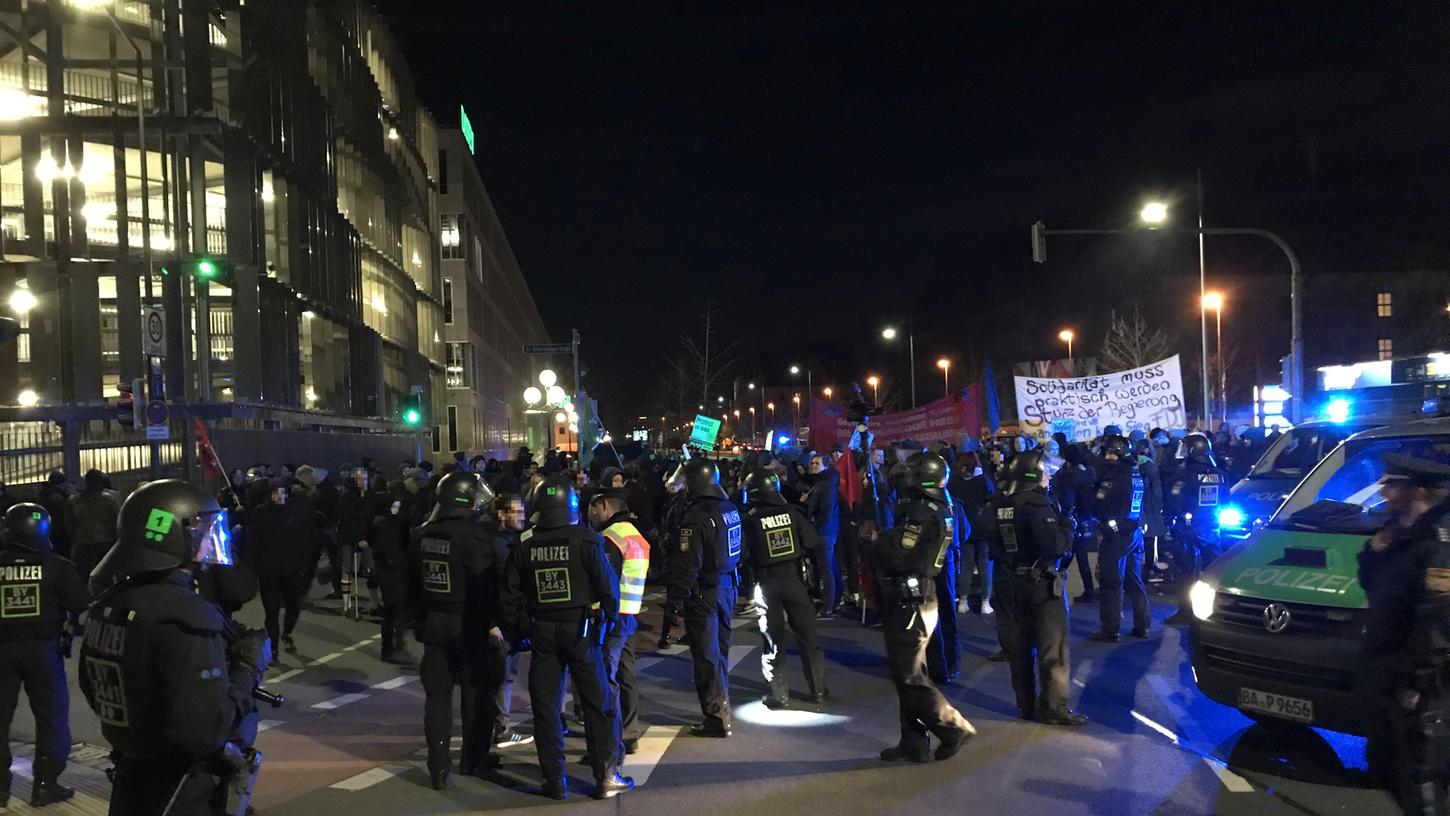 Am Dienstagabend versammelten sich etwa 500 Menschen in Nürnberg, um gegen die Abschiebung eines Afghanen zu protestieren. Die Polizei war mit einem Großaufgebot vor Ort.