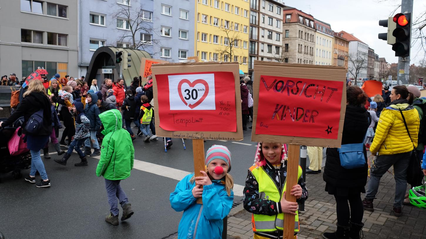 Bei einem Flashmob Anfang März gingen die Anwohner auf die Straße und forderten ein Tempolimit. Bei einem Flashmob Anfang März gingen die Anwohner auf die Straße und forderten ein Tempolimit.