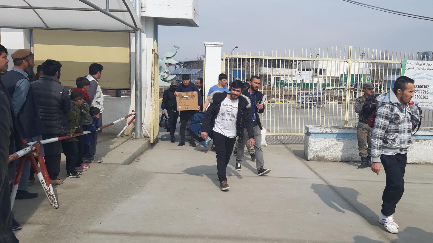 Am Mittwochmorgen ist in Kabul eine Maschine mit 21 abgeschobenen Afghanen aus Deutschland gelandet.