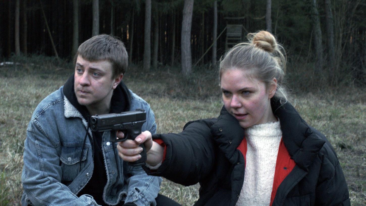 Tommy (Thomas Schubert) und Becky (Ricarda Seifried) bei Schießübungen. Ihre Waffe werden sie später vorzugsweise gegen Ausländer richten.