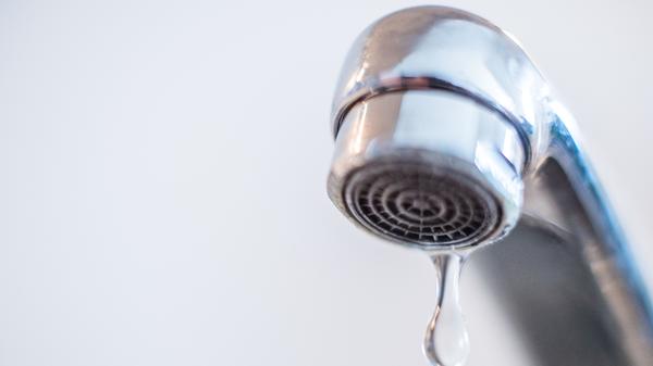 Könnte plötzlich Strom und Wasser ausfallen? Die bayerischen Energieunternehmen versprechen eine sichere Versorgung mit Strom, Wasser, Gas und Wärme rund um die Uhr. "Derzeit sehen die Unternehmen kein Risiko für die Versorgungssicherheit", teilte der Verband der Bayerischen Energie- und Wasserwirtschaft am Freitag in München mit.