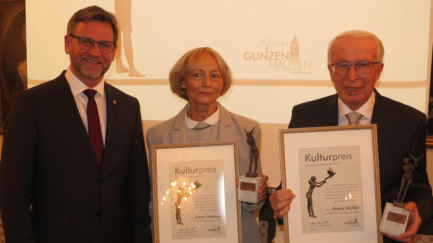 Rathauschef Karl-Heinz Fitz zeichnete nach, was das Besondere am Schulprojekt war und ist, und übergab den ersten Kulturpreis der Stadt Gunzenhausen an Emmi Hetzner und Franz Müller.
