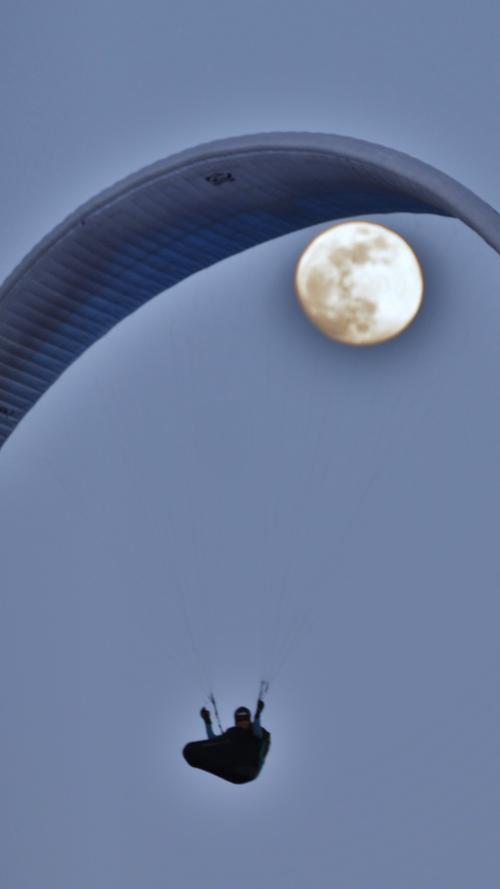 Eine tolle "Beute" scheint dieser Gleitschirmflieger am Hesselberg gemacht zu haben. Doch der Eindruck täuscht: Der Mond steht noch wie vor am Himmel.