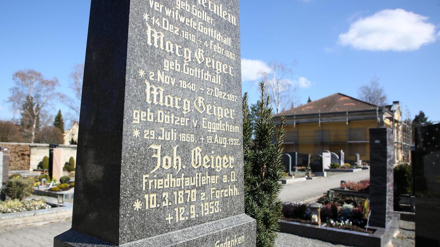 Familienleben inmitten des Alten Friedhofs in Forchheim
