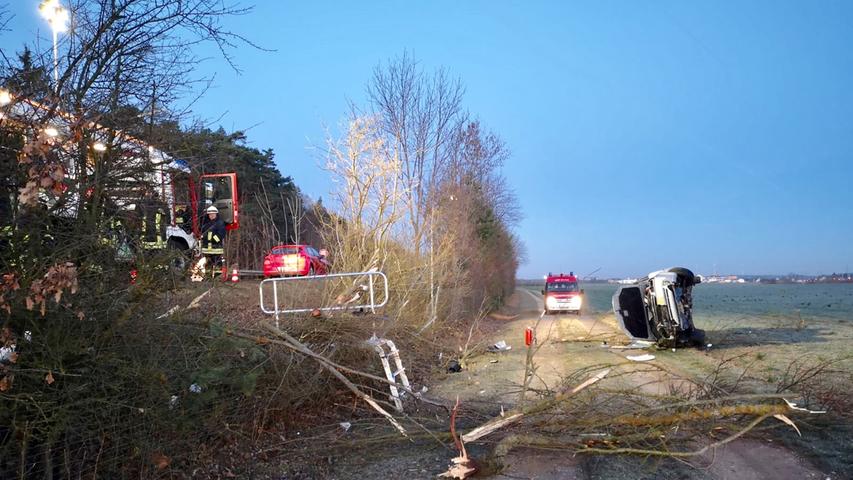 Schwerer Unfall auf Südwesttangente: Auto prallt gegen Baum