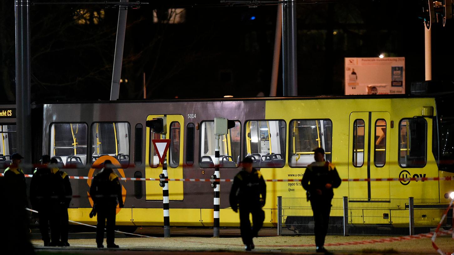 Ein Mann schießt in einer Straßenbahn um sich. Drei Menschen sterben.