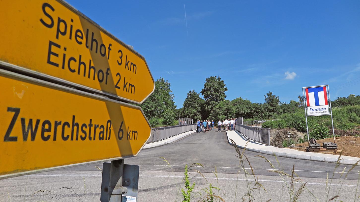 Im Juni vergangenen Jahres wurde die neue Bahnbrücke südlich von Möhren eingeweiht. Rund 120 Meter Gehweg verbinden sie mit der benachbarten Awo-Einrichtung. An abgesenkte Bordsteinkanten hat jedoch niemand gedacht. Im Juni vergangenen Jahres wurde die neue Bahnbrücke südlich von Möhren eingeweiht. Rund 120 Meter Gehweg verbinden sie mit der benachbarten Awo-Einrichtung. An abgesenkte Bordsteinkanten hat jedoch niemand gedacht.