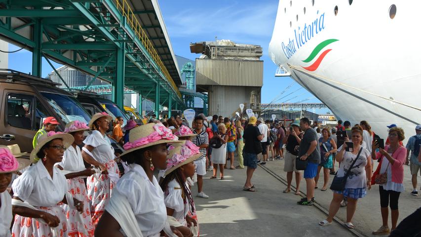 In den Häfen werden die Costa Victoria und ihre Passagiere, wie hier in Madagaskar, meist mit Musik und Tanz empfangen.