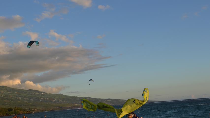 Kitesurfer an einem Strand von Reunion.