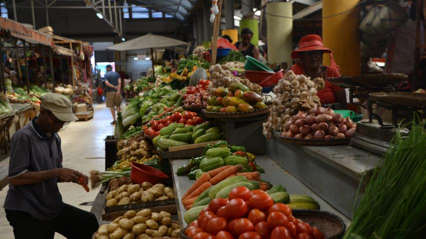 Die Farbenpracht madegassischer Märkte kann nicht über die bittere Armut der Bevölkerung hinwegtäuschen.