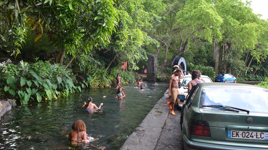 Ein Bad am Strassenrand ist beliebt bei den Bewohnern Reunions Das kristallklare Wasser kommt von den Vulkanbergen.
