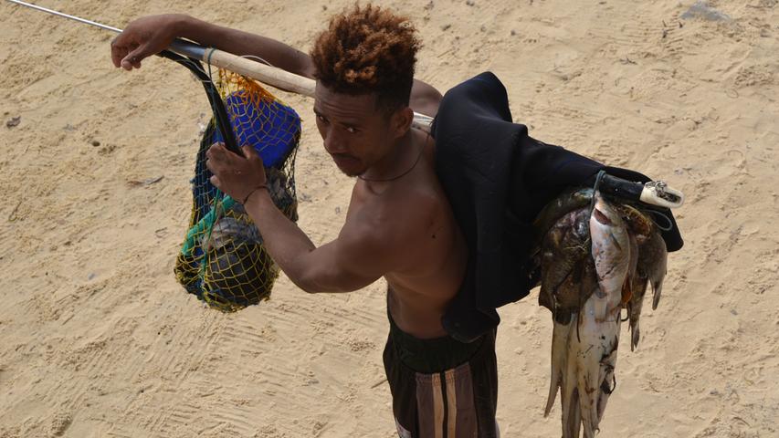 Ein madegassischer Fischer bringt seinen Fang zum Markt.