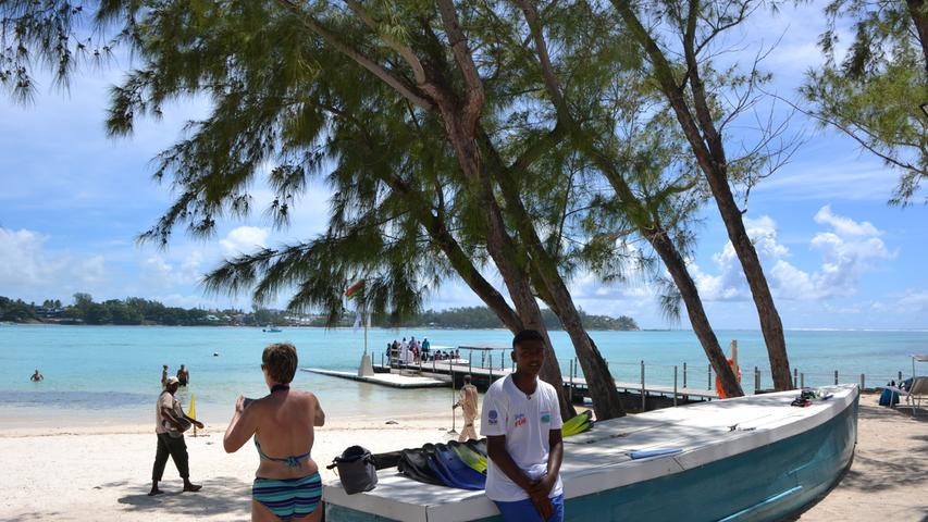 Ein Paradies für Fische und Urlauber Die Ile des deux coco vor Mauritius.