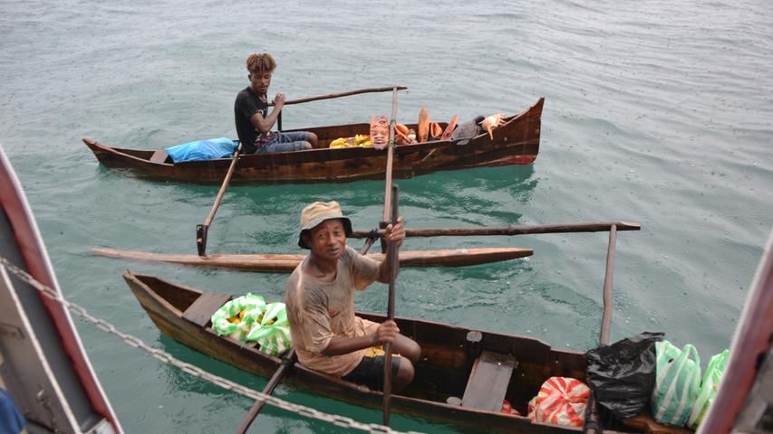 Mit ihren Booten paddeln Einheimische zur Costa Victoria, um den Gästen Früchte und Souveniers zu verkaufen.